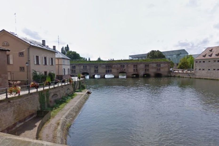 Arme et munitions près du marché de Noël de Strasbourg