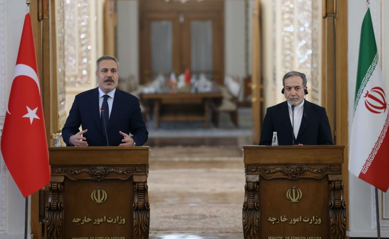 Abbas Araghchi et Hakan Fidan lors d'une conférence de presse à Téhéran