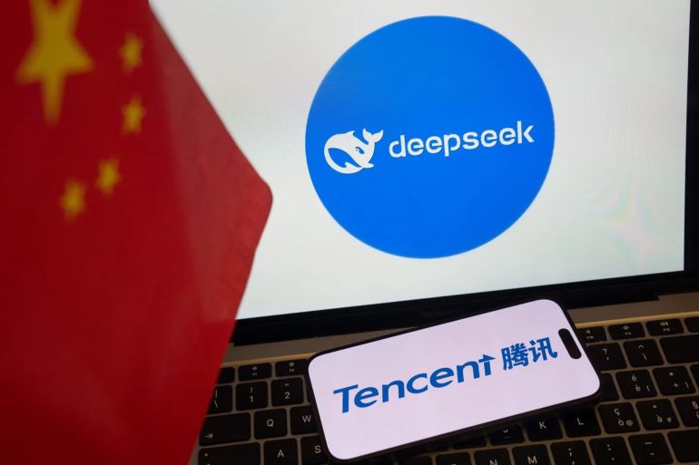 Logos du service d'IA DeepSeek et Tencent près d'un drapeau chinois, Beijing