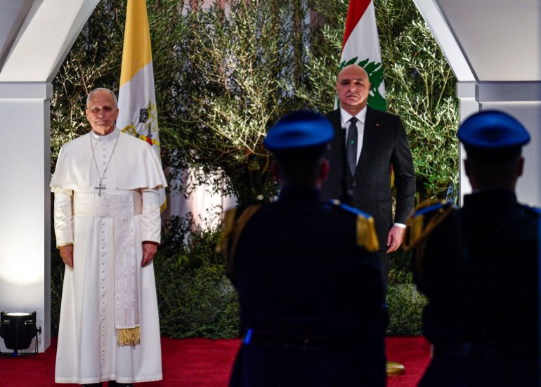 Le pape Léo XIV accueilli à l'aéroport Rafic Hariri de Beyrouth