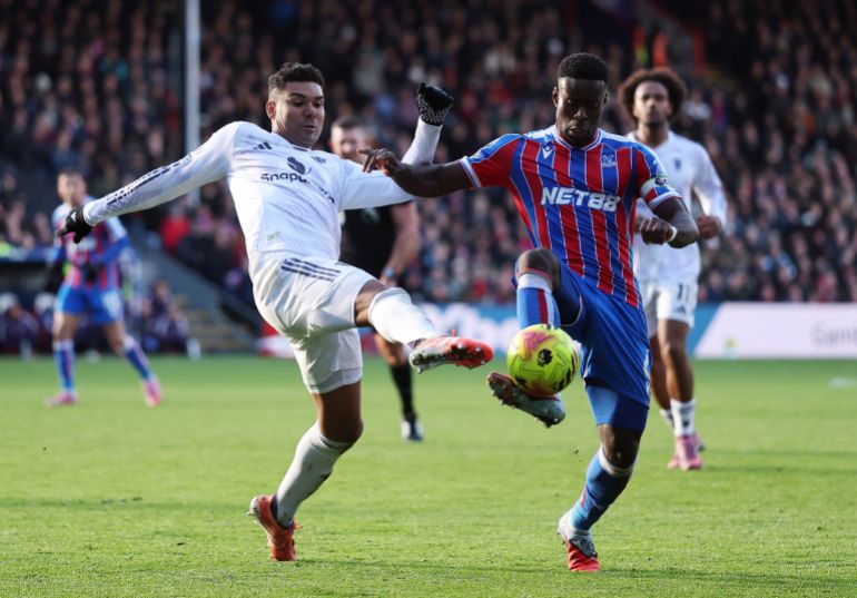 Casemiro de Manchester United en action face à Marc Guehi de Crystal Palace