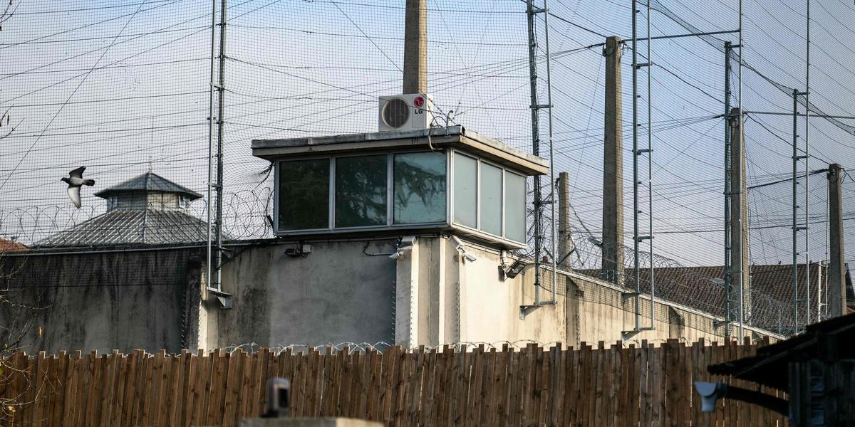 Vue d’une opération policière près d’une prison