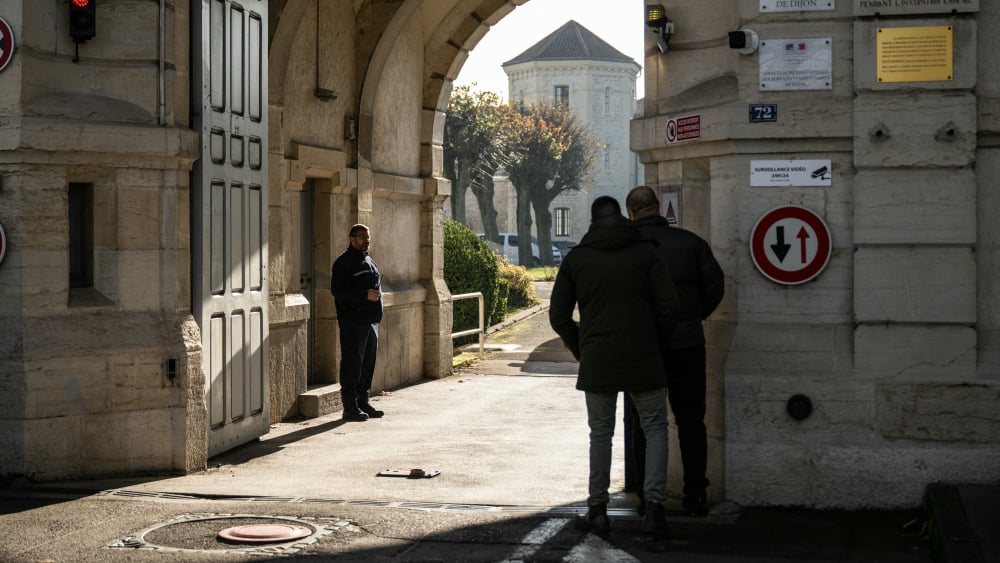 Agent de prison près d’une porte d’entrée