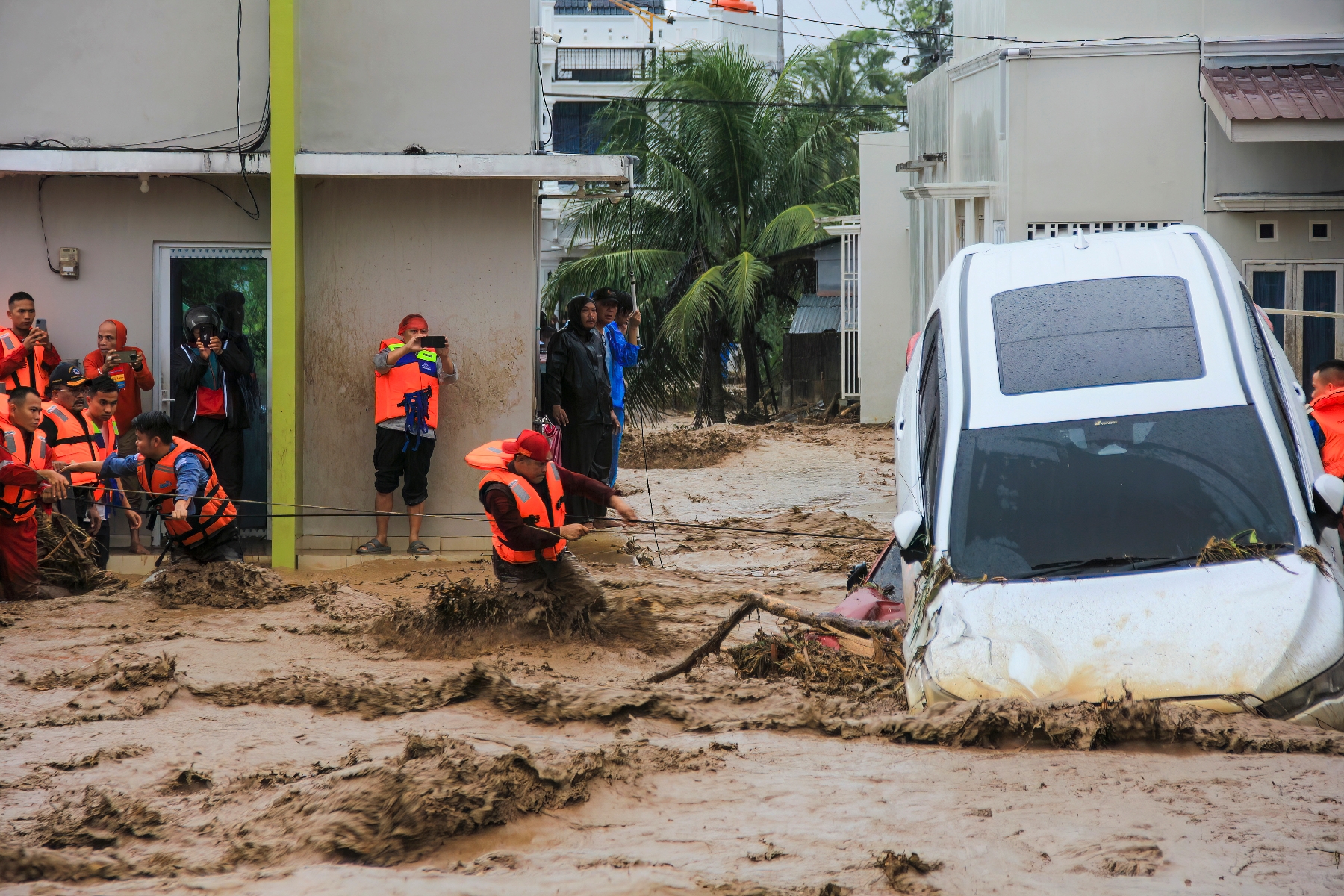 Ville inondée en Indonésie suite aux crues