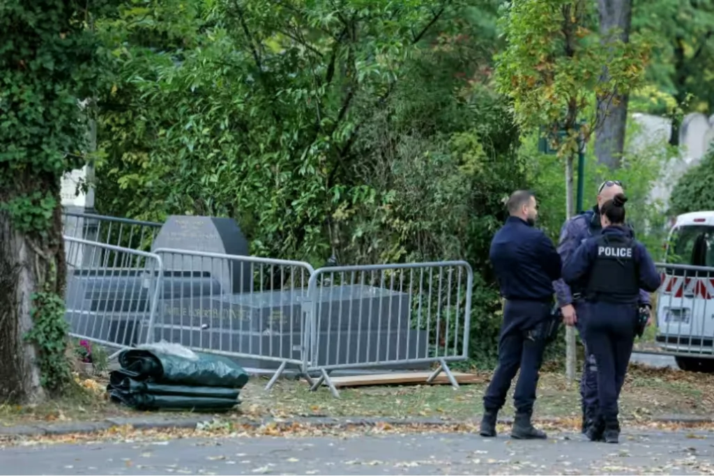Un an avec sursis pour profanation de la tombe de Badinter