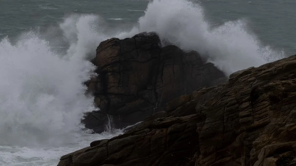 Vagues-submersion: vigilance orange sur la Manche et la Bretagne ce week-end