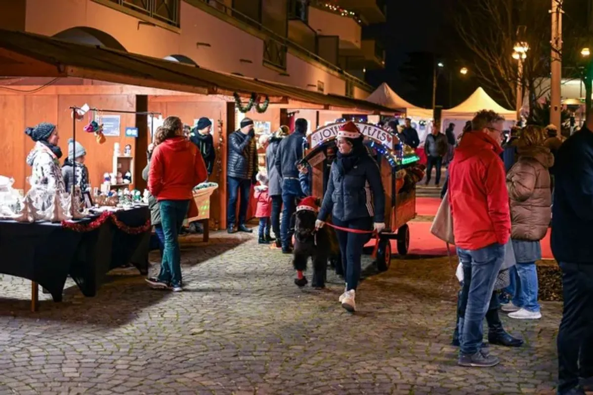 Deux marchés de Noël en France: Riorges et Pont-à-Mousson