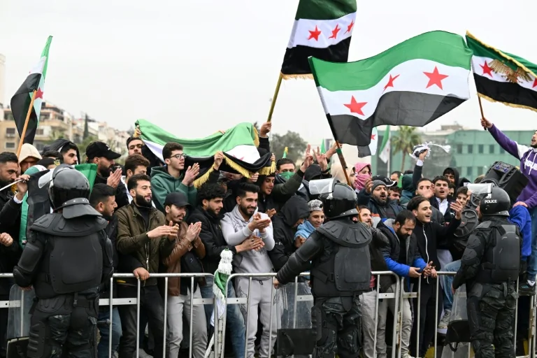 Syrie: un an après la chute, appels à l’unité et débats