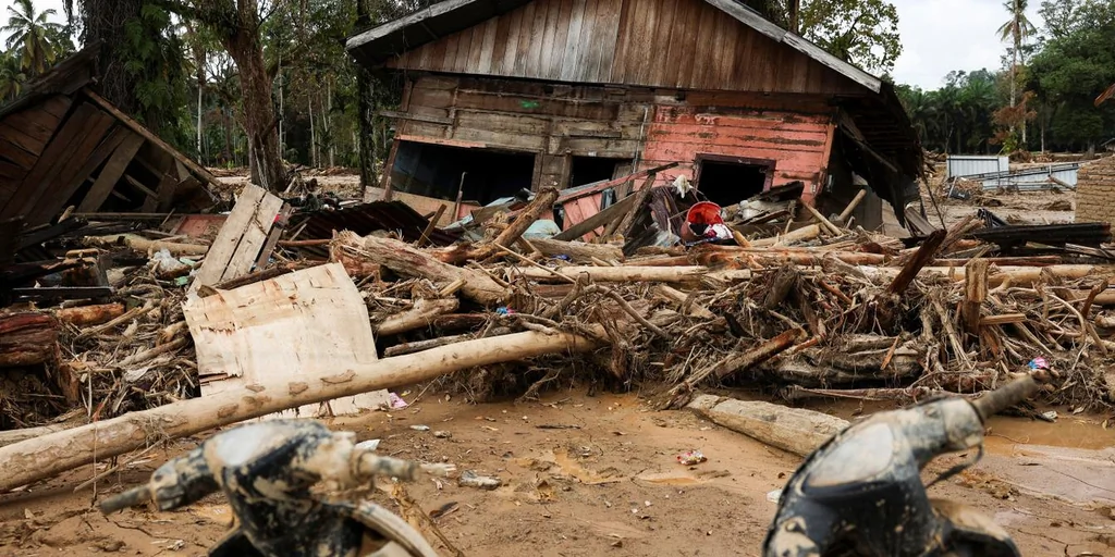 Inondations en Indonésie: le bilan dépasse les 900 morts