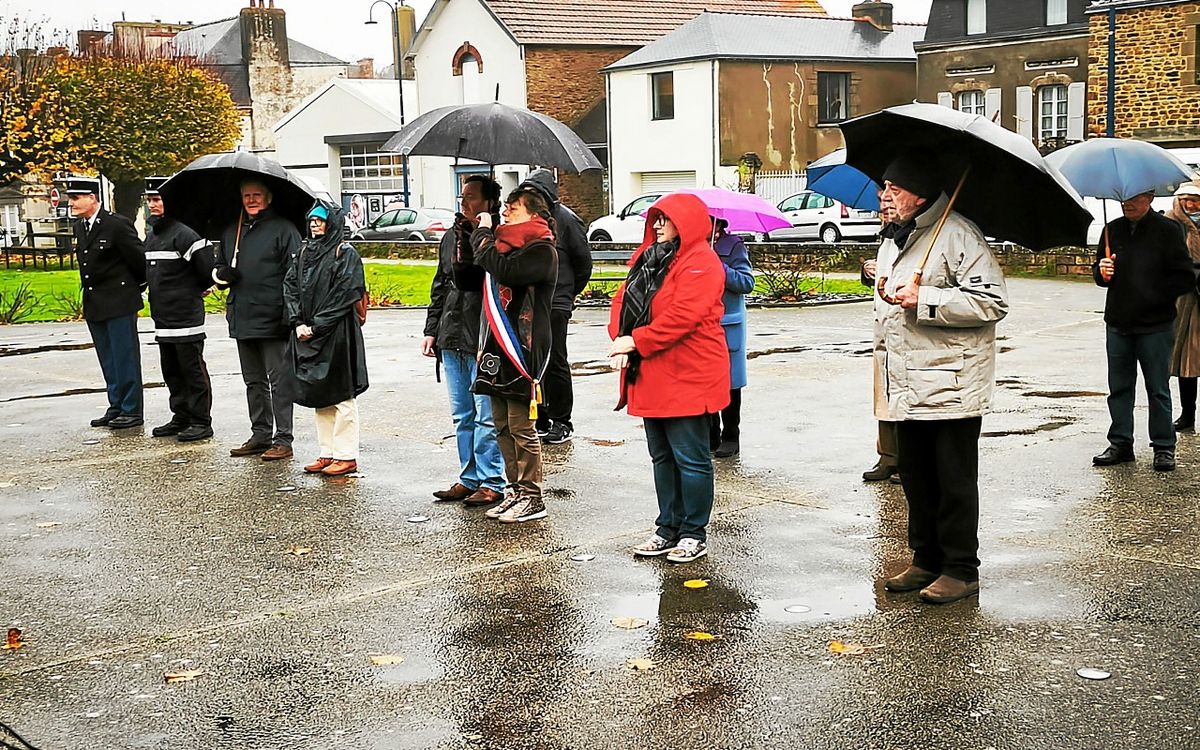 Cérémonie d'hommage à Auray devant le monument aux Morts