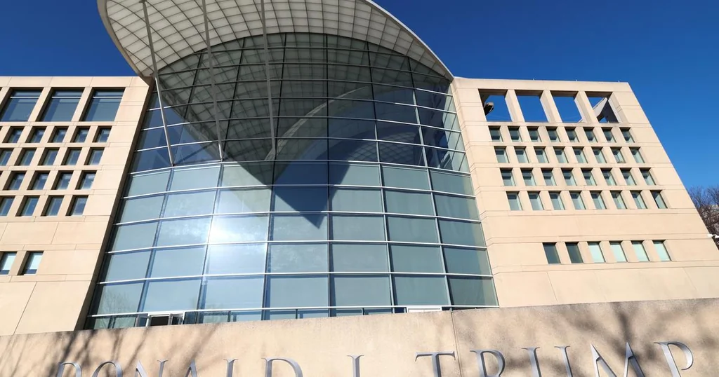 Nom de Trump inscrit sur la façade de l&rsquo;Institut américain pour la paix