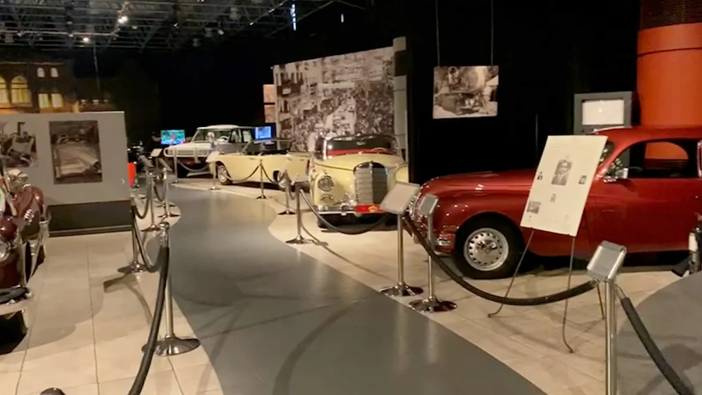 À Amman, un robot sert le café au Musée royal des voitures