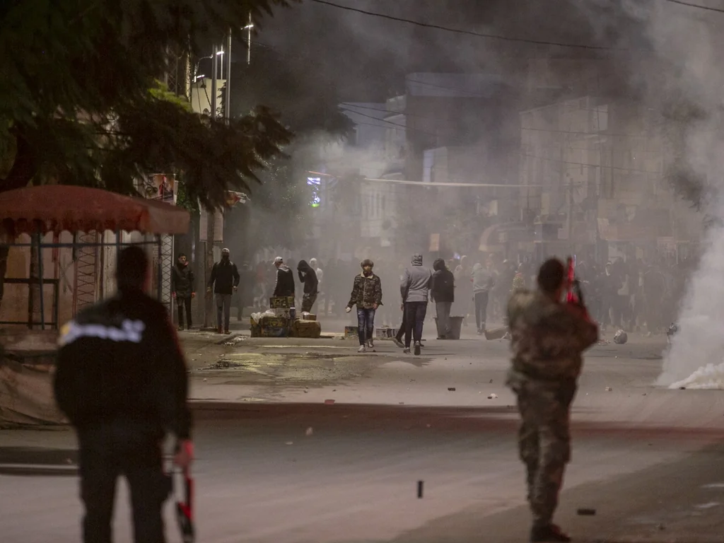 Affrontements à Kairouan après la mort d'un homme: tensions en Tunisie