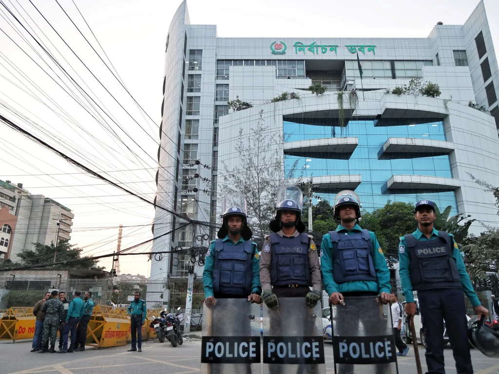 Bangladesh fixe l'élection au 12 février et un référendum national