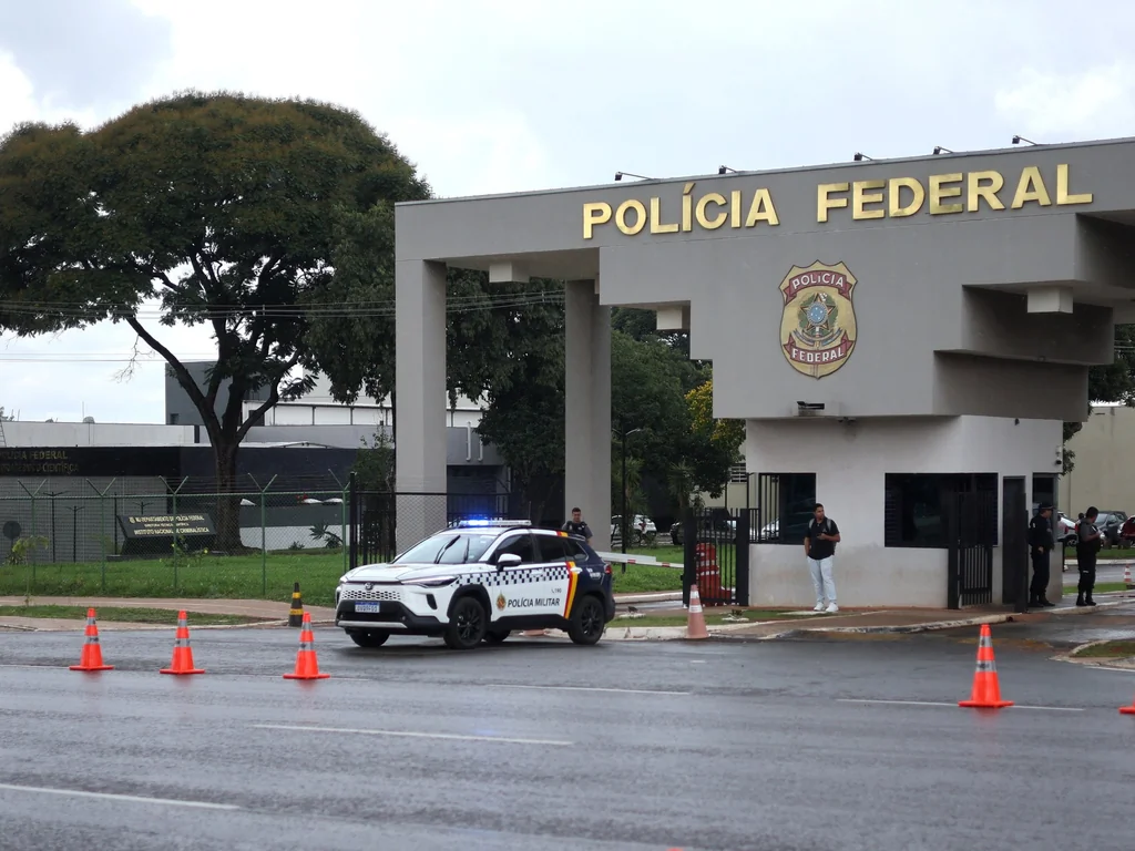Brésil: 10 complices de Bolsonaro assignés à résidence