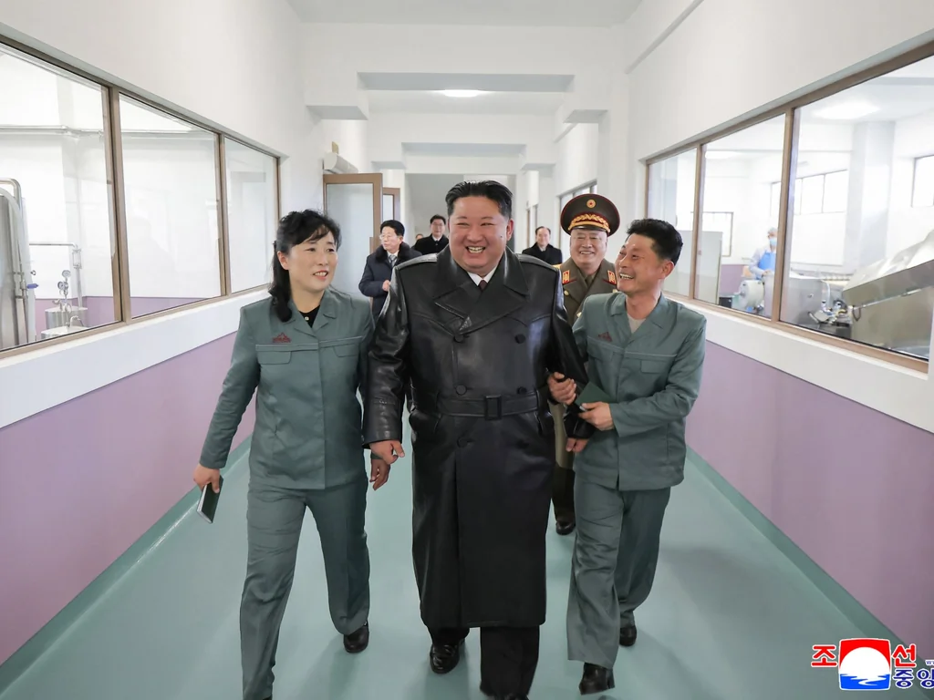 Corée du Nord : Kim Jong Un ordonne plus de missiles et d'usines