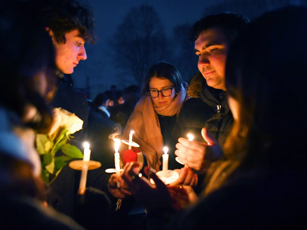 Fusillade à l'université Brown : suspect libéré, recherche en cours