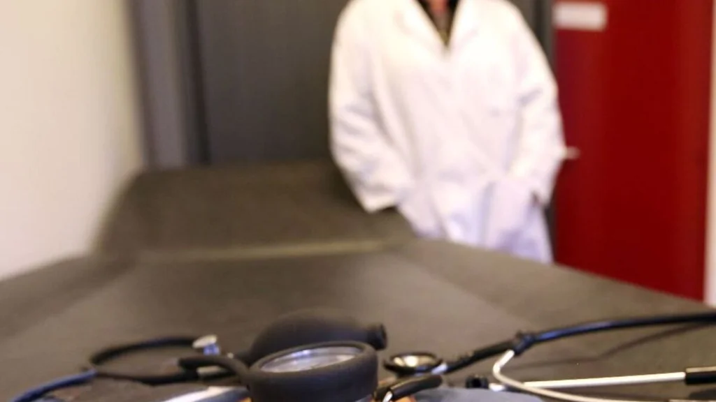 Vendôme: deux médecins révoqués après violences sexuelles aux urgences