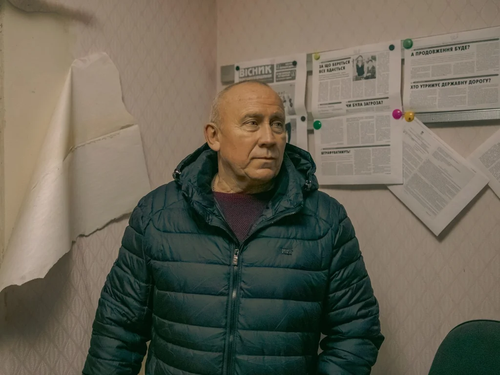 Le livreur de presse des villages en première ligne d'Ukraine