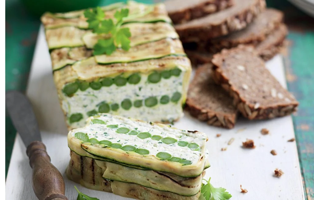 Terrine légère de courgettes et d'asperges croquantes