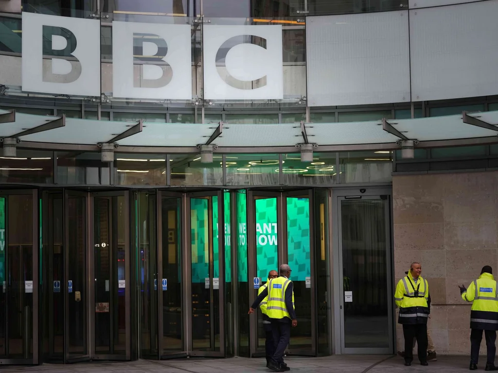 Trump porte plainte contre la BBC pour 10 milliards après montage