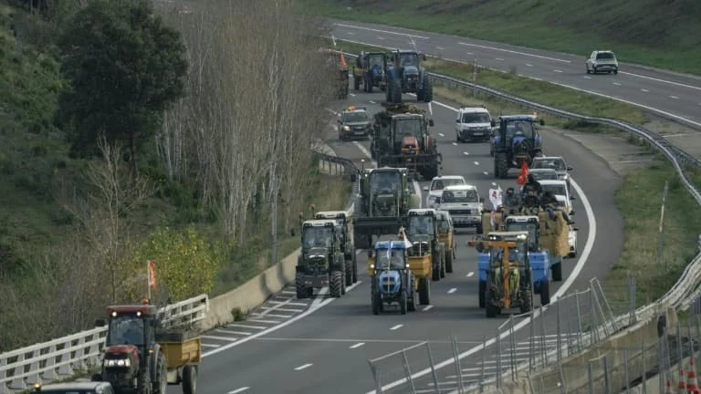 Les agriculteurs poursuivent leurs actions, menacent les départs en vacances
