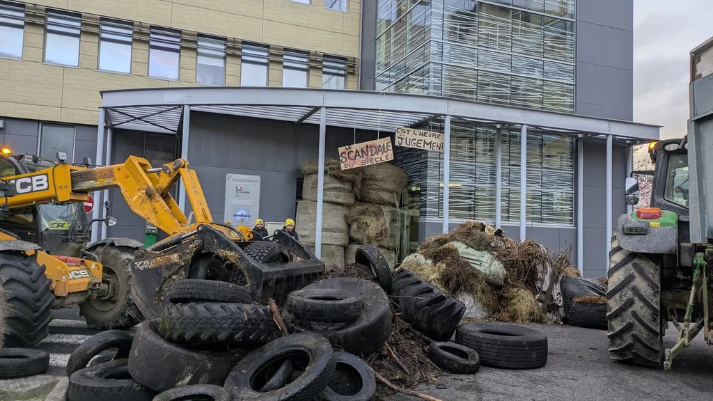 Les agriculteurs en colère bloquent Mende contre la dermatose nodulaire