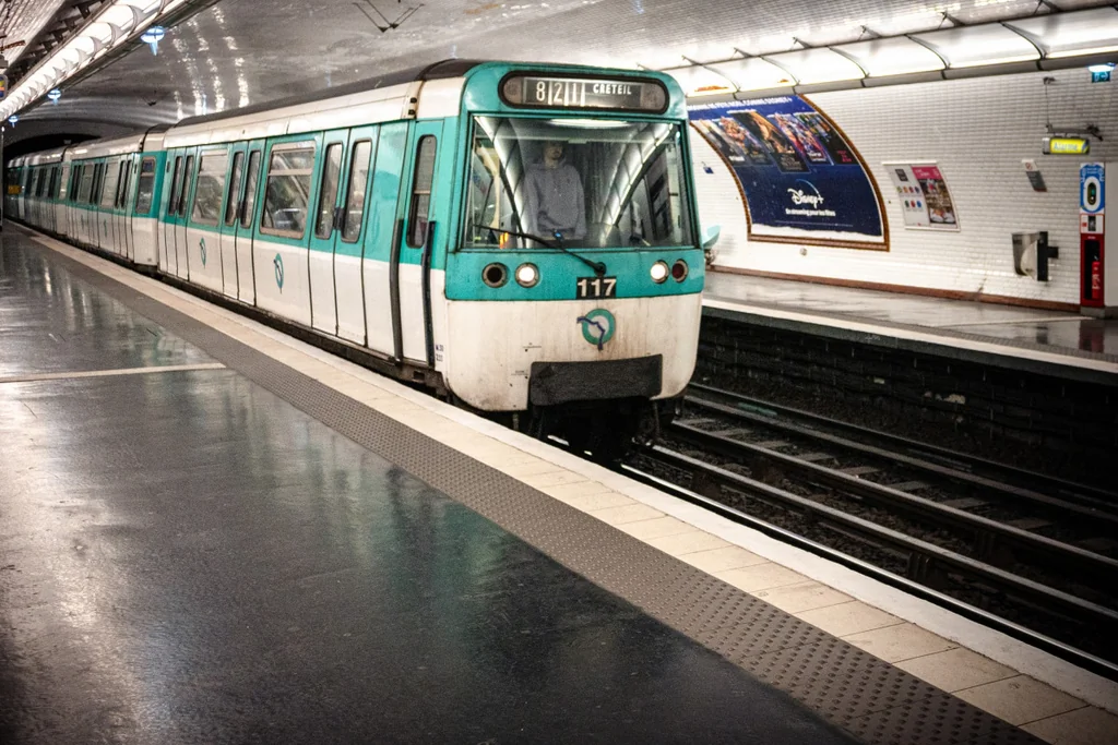 Attaque au couteau dans le métro parisien : un suspect connu de la justice