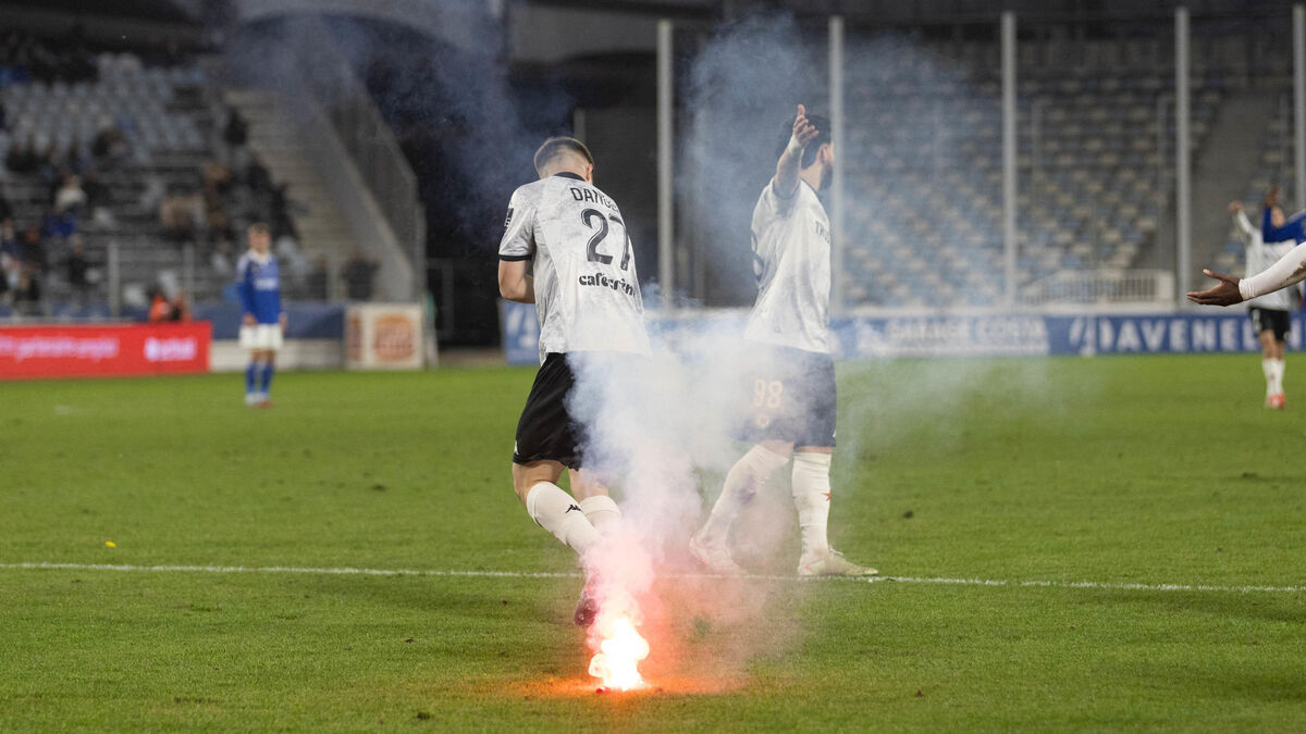Vue générale de Bastia-Red Star après le fumigène