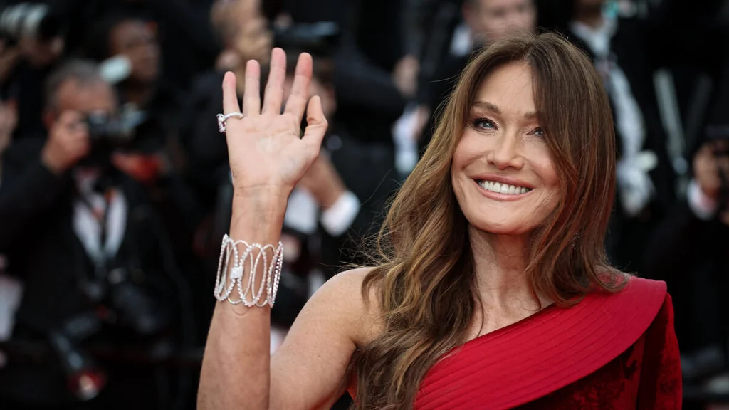 Carla Bruni célèbre la fin de son traitement contre le cancer du sein