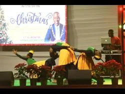 Cérémonie d'illumination de l'arbre de Noël à Kingston : un moment de solidarité et d'espoir