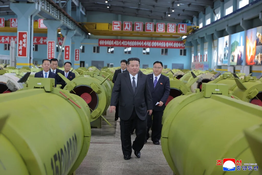 Kim Jong Un ordonne une augmentation de la production de missiles en 2026