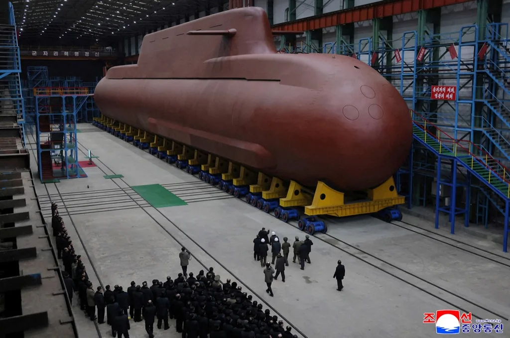 Corée du Nord : Kim Jong-un supervise un chantier nucléaire et teste un missile de nouvelle génération