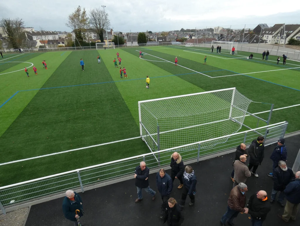 Débat autour du projet de terrain synthétique à Serquigny en Normandie