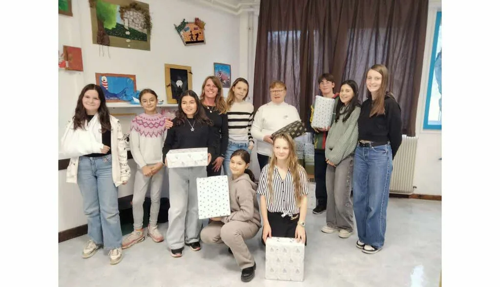 Des collégiens des Rousses préparent des boîtes solidaires