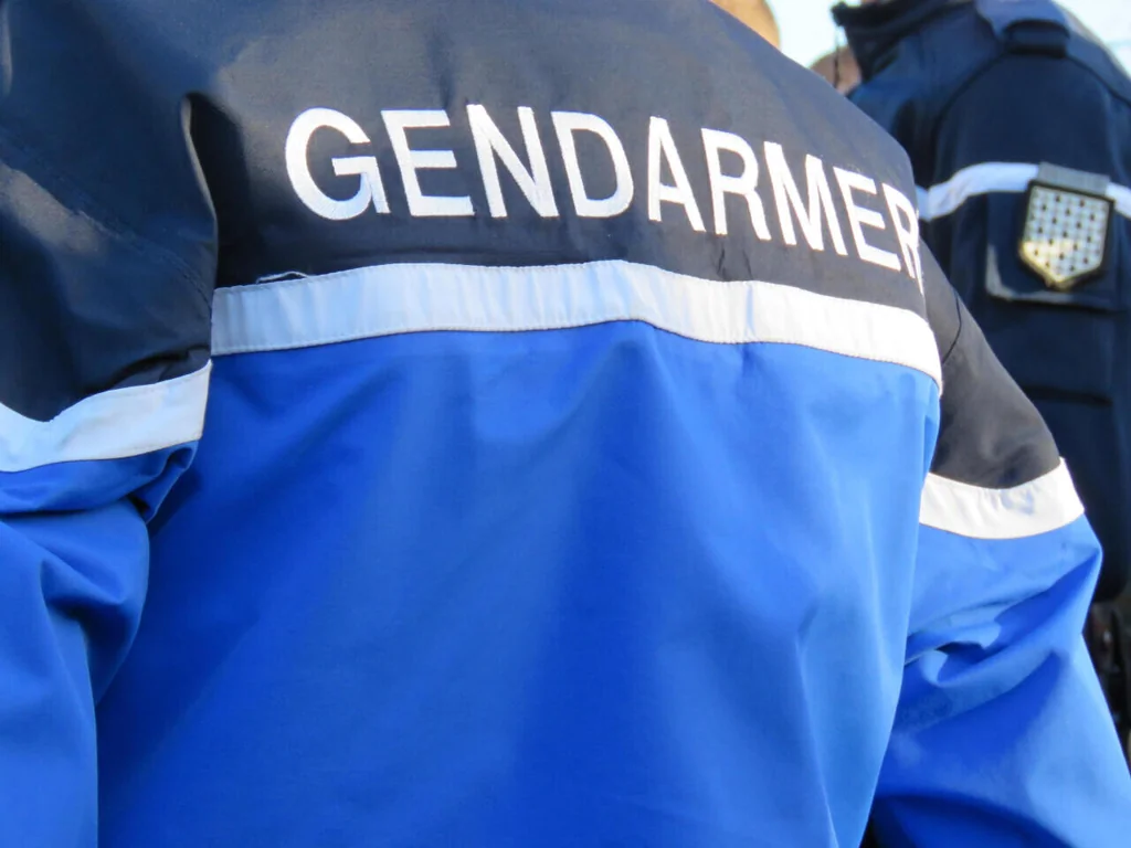 Deux gendarmes renversés dans les Vosges, chauffard en fuite