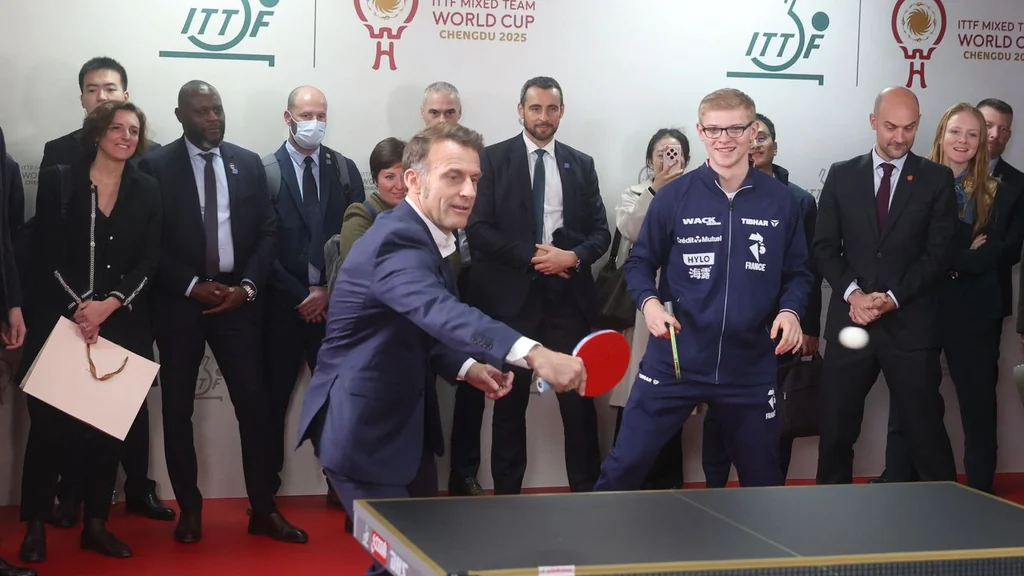 Macron à Chengdu: ping-pong avec Félix Lebrun et pandas