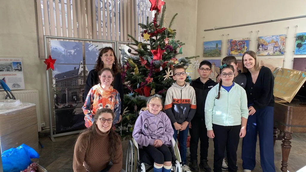 Les enfants de l’IMP des Nestes illuminent la mairie avec leur créativité