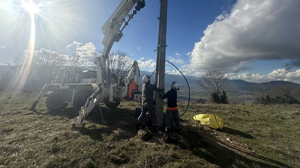 Foix : une nouvelle antenne radio emblématique installée après 15 ans