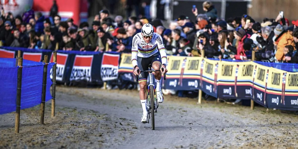 Fumée d’un spectateur sur Van der Poel lors d’une course cycliste