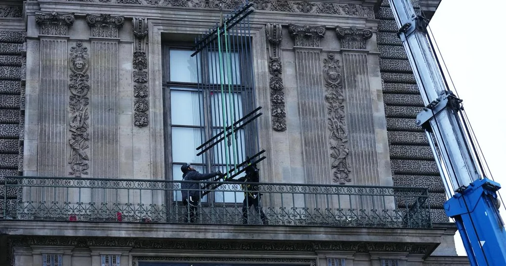 Grille de sécurité au Louvre : protection de la galerie d'Apollon