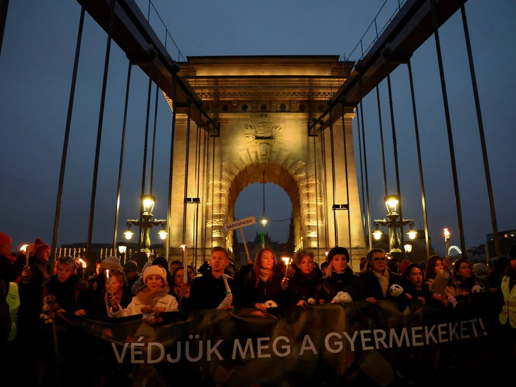 Hungary : Manifestations contre la gestion des scandales d'abus sur enfants