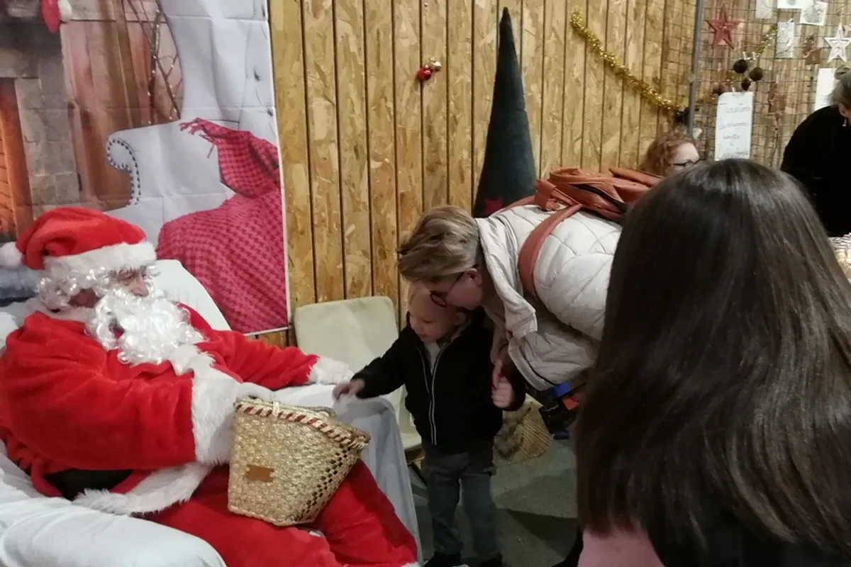 Exposants et décorations au marché de Sainte-Fortunade