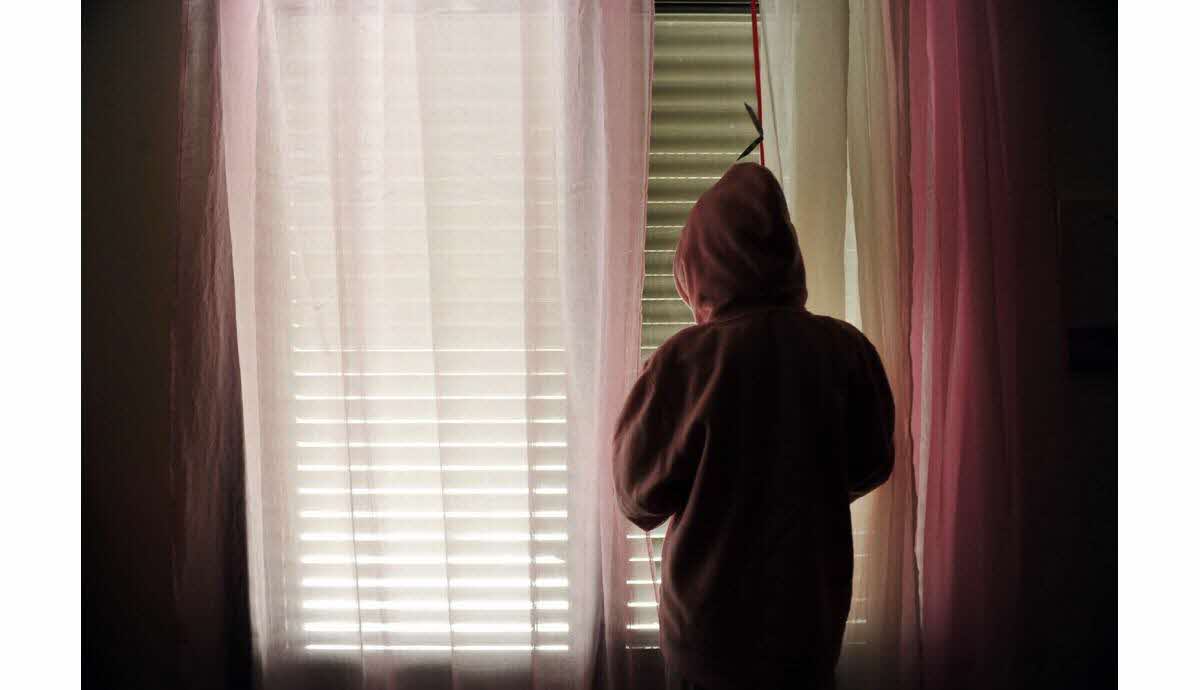 Intérieur négligé avec vêtements sales et asticots