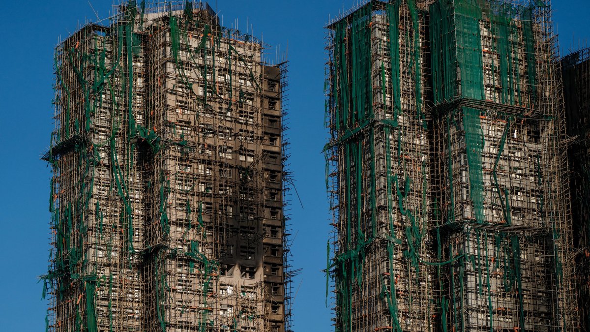 Des bénévoles trient des dons destinés aux résidents déplacés par l’incendie