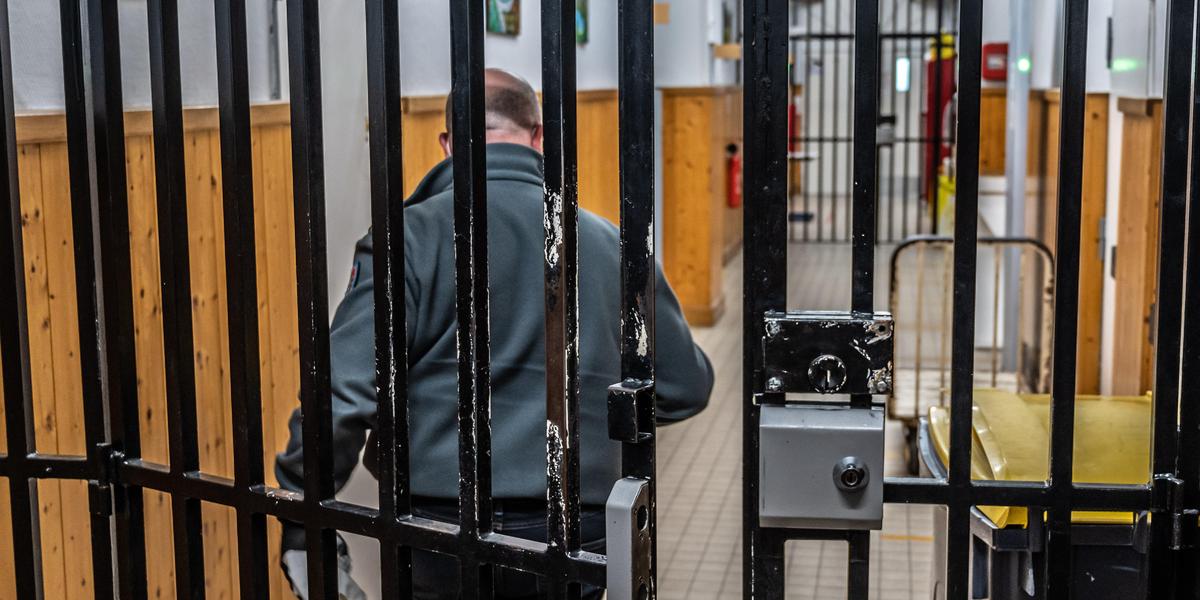 Vue extérieure d'un établissement pénitentiaire en région Sud-Ouest