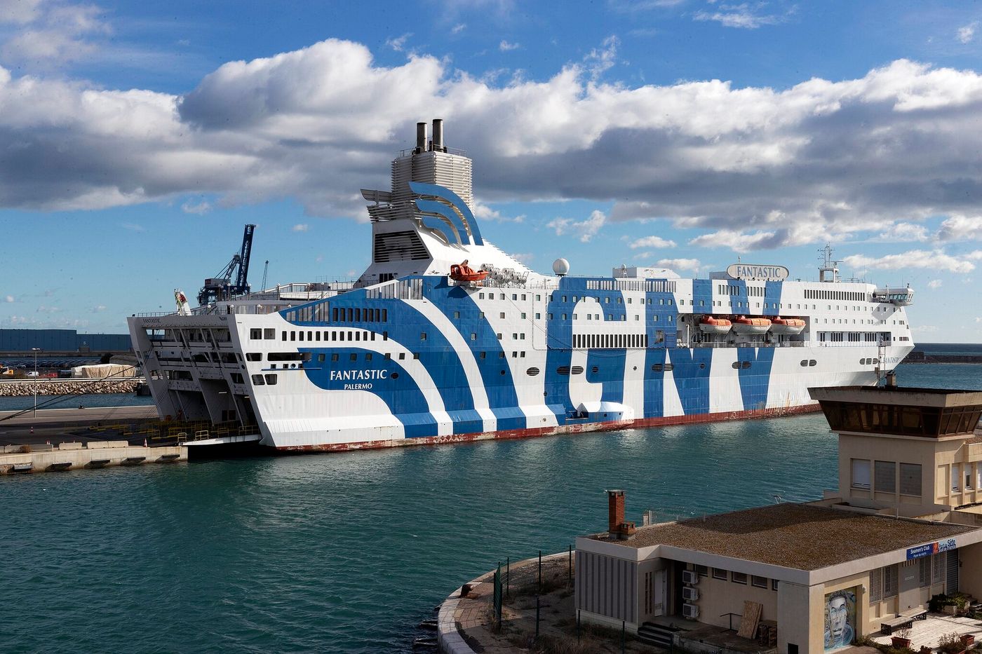 Ferry de croisière dans un port