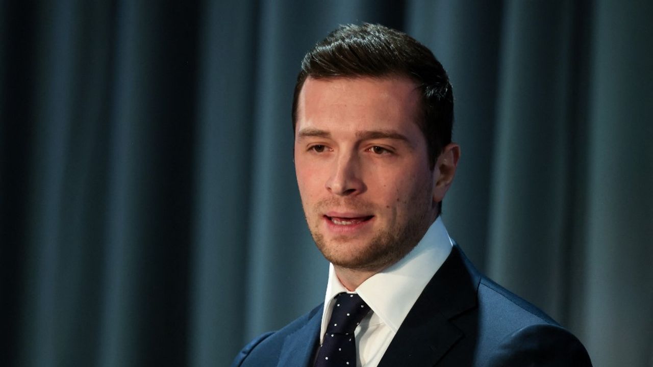 Jordan Bardella lors d'une séance de dédicace à Moissac