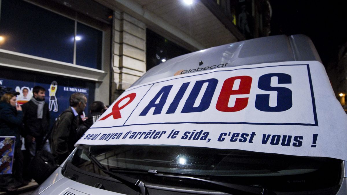 Affiche liée à la lutte contre le sida et financement