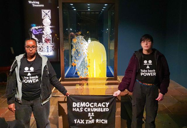 Sympathisants Take Back Power lors de l action à la Tour de Londres